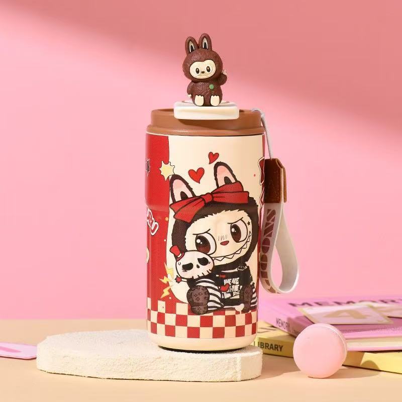 Labubu Travel Mug – 450 ml Insulated Steel Cup with Resin Labubu Doll Lid & Wrist Strap